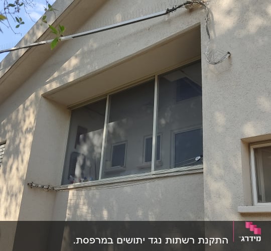 חלונות אלומיניום על קיר חיצוני של מבנה